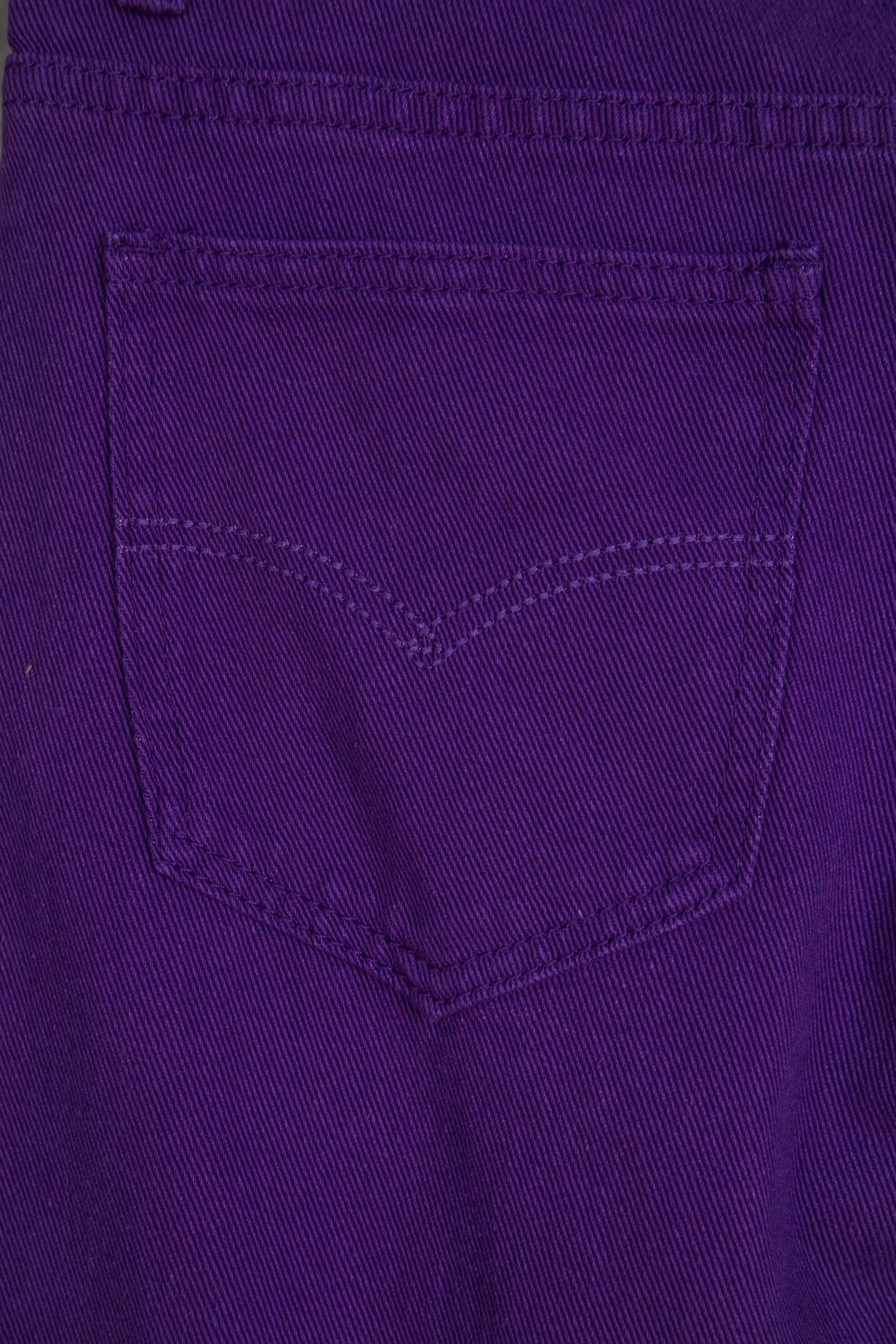 P260 top version CH Chromehearts 2025 new limited black pink cross patchwork leather couple style washed loose purple jeans 💜 Top quality ceiling quality styles with different washed textures, very friendly to people with thin legs and thick legs, the straight and loose version is very flattering to the leg shape. Moderate length that never goes out of style, easy to match with casually, basic styling for various styles, a must-have in the wardrobe! The fabric is stiff but also makes the upper body soft without losing texture. The washing process is even more perfect. It is a must-have item for everyone! ! ! Washed wheat, hang tag, pants label, three labels complete Color: Purple Size: 28, 30, 32, 34